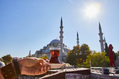 İstanbul 'da bir caminin arka planında bir fincan geleneksel Türk çayı