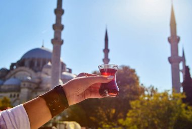 İstanbul 'da bir caminin arka planında bir fincan geleneksel Türk çayı