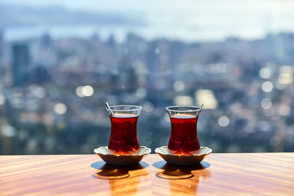 Dos Tazas Armudas Tradicional Turco Sirven Una Mesa Sobre Fondo — Foto de Stock