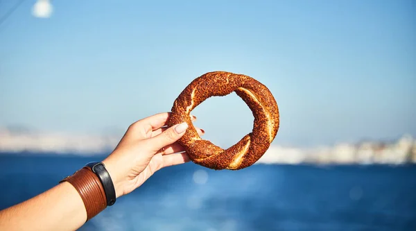 Simitci Tradiční Turecký Kulatý Bagel Sezamovými Semínky Ruce Pozadí Marmarského — Stock fotografie