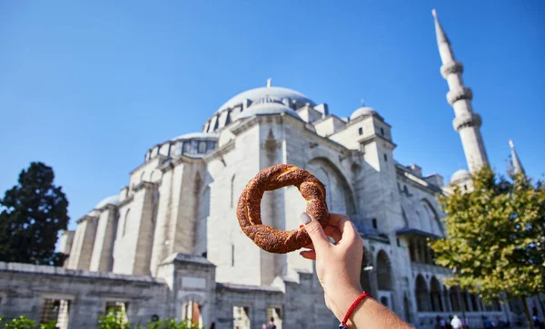 Simitci Tradicional Bagel Turco Redondo Com Sementes Sésamo Mão Fundo — Fotografia de Stock