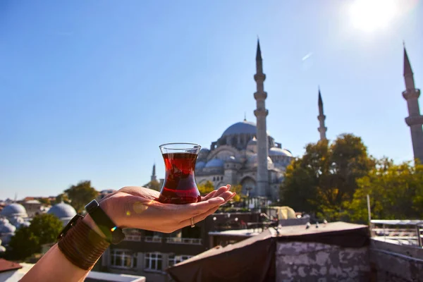 Eine Tasse Traditionellen Türkischen Tees Der Hand Vor Dem Hintergrund — Stockfoto