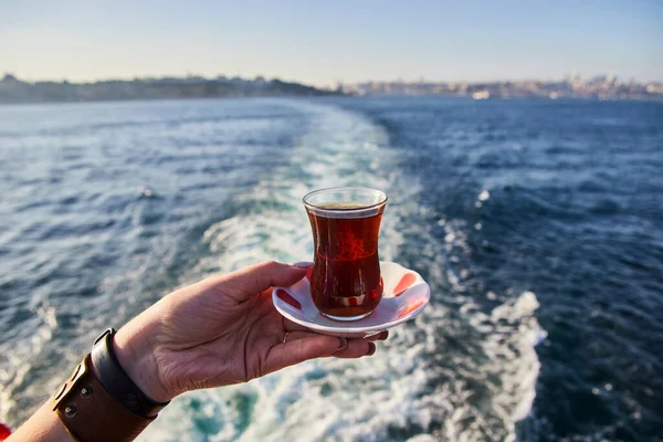 Una Taza Armud Tradicional Turco Mano Sobre Fondo Del Paisaje — Foto de Stock