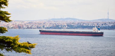 İSTANBUL / TURKEY - 11 Ekim 2019: boğazdaki kargo tankeri. Boğaz, Karadeniz ve Marmara denizlerini birbirine bağlıyor.
