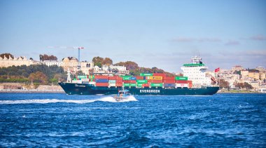 İSTANBUL / TURKEY - 13 Ekim 2019: boğazdaki kargo tankeri. Boğaz, Karadeniz ve Marmara denizlerini birbirine bağlıyor.