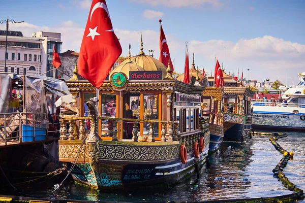 İSTANBUL / TURKEY - 10 EKİM 2019: boğazdaki tekne. Boğaz, Karadeniz ve Marmara denizlerini birbirine bağlıyor.
