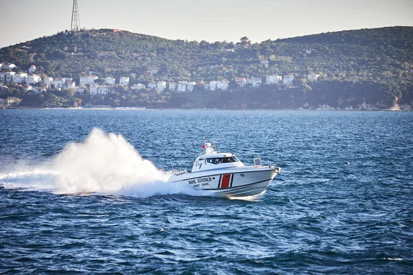 Istanbul Turkey 2019 Október Csónak Boszporuszban Szoros Összeköti Fekete Marmara — Stock Fotó