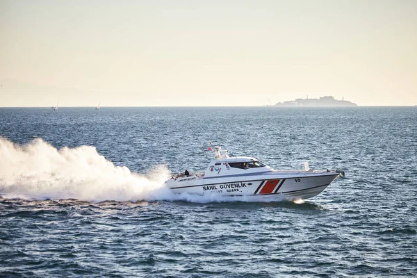 Istanbul Turkey 2019 Október Csónak Boszporuszban Szoros Összeköti Fekete Marmara — Stock Fotó