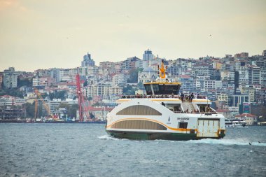 İSTANBUL / TURKEY - 12 Ekim 2019: Boğaz 'da nakliye feribotu. Feribot Asya (Anadolu) bölgesinden Avrupa 'ya yolcu taşır - Trakya.