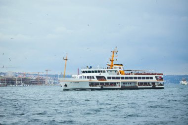 İSTANBUL / TURKEY - 12 Ekim 2019: Boğaz 'da nakliye feribotu. Feribot Asya (Anadolu) bölgesinden Avrupa 'ya yolcu taşır - Trakya.