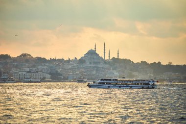 İSTANBUL / TURKEY - 12 Ekim 2019: Boğaz 'da nakliye feribotu. Feribot Asya (Anadolu) bölgesinden Avrupa 'ya yolcu taşır - Trakya.