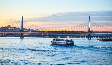 İSTANBUL / TURKEY - 12 Ekim 2019: Boğaz 'da nakliye feribotu. Feribot Asya (Anadolu) bölgesinden Avrupa 'ya yolcu taşır - Trakya.