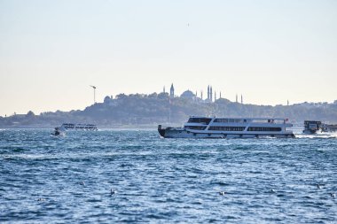 İSTANBUL / TURKEY - 12 Ekim 2019: Boğaz 'da nakliye feribotu. Feribot Asya (Anadolu) bölgesinden Avrupa 'ya yolcu taşır - Trakya.