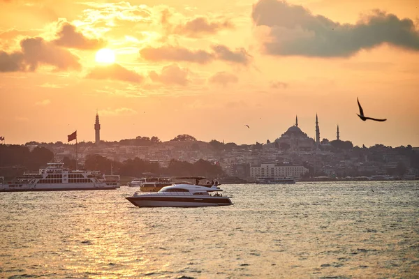 Istanbul Turkey October 2019 Yacht Bosphorus Strait Backdrop Old Cityscape — Stock Photo, Image