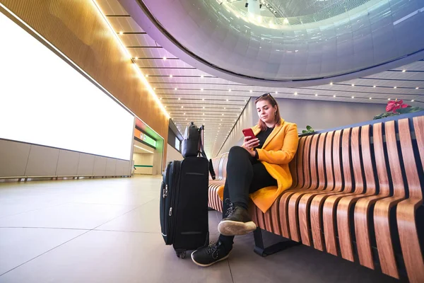 Mulher Bonita Viajante Europeu Passageiro Com Smartphone Mão Está Esperando — Fotografia de Stock