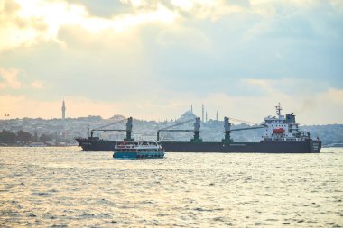 İSTANBUL / TURKEY - 11 Ekim 2019: boğazdaki kargo tankeri. Boğaz, Karadeniz ve Marmara denizlerini birbirine bağlıyor.