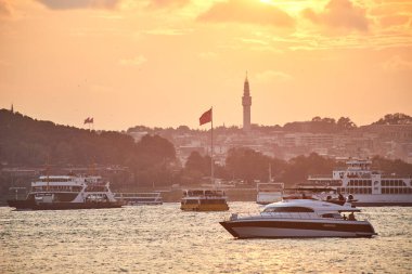 İSTANBUL / TURKEY - 11 Ekim 2019: Boğaz 'da nakliye feribotu. Feribot Asya (Anadolu) bölgesinden Avrupa 'ya yolcu taşır - Trakya.