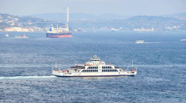 İSTANBUL / TURKEY - 11 Ekim 2019: Boğaz 'da nakliye feribotu. Feribot Asya (Anadolu) bölgesinden Avrupa 'ya yolcu taşır - Trakya.