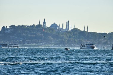 İSTANBUL / TURKEY - 11 Ekim 2019: Boğaz 'da nakliye feribotu. Feribot Asya (Anadolu) bölgesinden Avrupa 'ya yolcu taşır - Trakya.