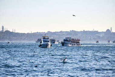İSTANBUL / TURKEY - 11 Ekim 2019: Boğaz 'da nakliye feribotu. Feribot Asya (Anadolu) bölgesinden Avrupa 'ya yolcu taşır - Trakya.