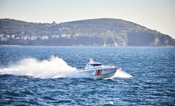 Istanbul Turkey 2019 Október Csónak Boszporuszban Szoros Összeköti Fekete Marmara — Stock Fotó