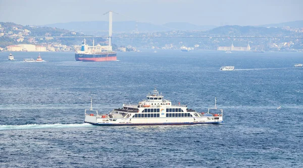 İSTANBUL / TURKEY - 11 Ekim 2019: Boğaz 'da nakliye feribotu. Feribot Asya (Anadolu) bölgesinden Avrupa 'ya yolcu taşır - Trakya.