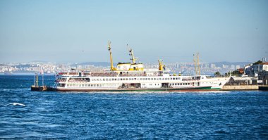 İSTANBUL / TURKEY - 11 Ekim 2019: Boğaz 'da nakliye feribotu. Feribot Asya (Anadolu) bölgesinden Avrupa 'ya yolcu taşır - Trakya.