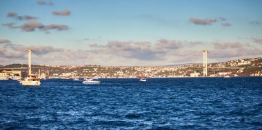 İstanbul, Türkiye 'deki Boğaz Köprüsü (15 Temmuz Şehitler Köprüsü) panoramik manzara