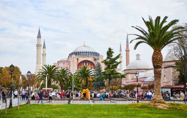 İstanbul / Türkiye - 10 Ekim 2019: Eminonu, İstanbul, Türkiye 'deki Sultan Ahmet parkında Ayasofya Müzesi (Ayasofya Sophia)