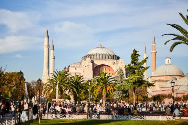 İstanbul / Türkiye - 10 Ekim 2019: Eminonu, İstanbul, Türkiye 'deki Sultan Ahmet parkında Ayasofya Müzesi (Ayasofya Sophia)