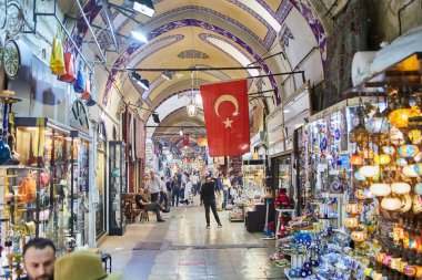 İSTANBUL, TURKEY - 14 Ekim 2019: Türkiye 'nin İstanbul kentindeki Grand Bazar' da alışveriş yapan insanlar, 61 sokak ve 3 binden fazla dükkan ile dünyanın en büyük ve en eski kapalı pazarlarından biri.