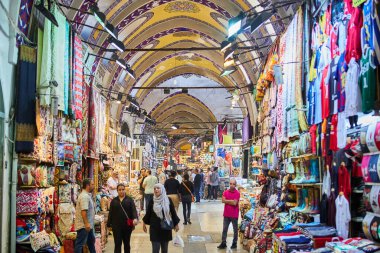 İSTANBUL, TURKEY - 14 Ekim 2019: Türkiye 'nin İstanbul kentindeki Grand Bazar' da alışveriş yapan insanlar, 61 sokak ve 3 binden fazla dükkan ile dünyanın en büyük ve en eski kapalı pazarlarından biri.
