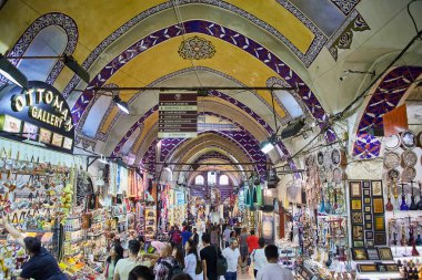 İSTANBUL, TURKEY - 14 Ekim 2019: Türkiye 'nin İstanbul kentindeki Grand Bazar' da alışveriş yapan insanlar, 61 sokak ve 3 binden fazla dükkan ile dünyanın en büyük ve en eski kapalı pazarlarından biri.