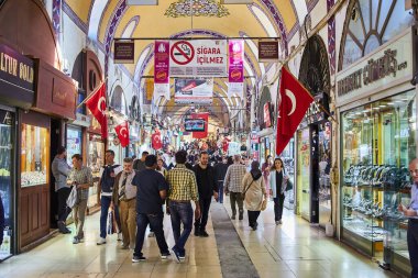İSTANBUL, TURKEY - 14 Ekim 2019: Türkiye 'nin İstanbul kentindeki Grand Bazar' da alışveriş yapan insanlar, 61 sokak ve 3 binden fazla dükkan ile dünyanın en büyük ve en eski kapalı pazarlarından biri.