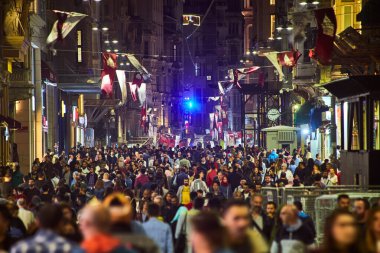 İSTANBUL / TURKEY - 11 Ekim 2019: Istiklal Caddesi, Taksim 'de kalabalık. Turistik popüler yer Taksim Istiklal Caddesi. Beyoğlu, İstanbul, Türkiye.