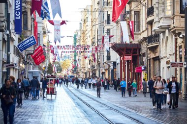 İSTANBUL / TURKEY - 13 Ekim 2019: Taksim İstiklal Caddesi İstanbul, Beyoğlu, Türkiye 'de popüler bir durak.