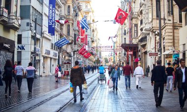 İSTANBUL / TURKEY - 13 Ekim 2019: Taksim İstiklal Caddesi İstanbul, Beyoğlu, Türkiye 'de popüler bir durak.