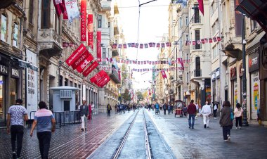 İSTANBUL / TURKEY - 13 Ekim 2019: Taksim İstiklal Caddesi İstanbul, Beyoğlu, Türkiye 'de popüler bir durak.
