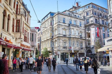 İSTANBUL / TURKEY - 14 Ekim 2019: Taksim İstiklal Caddesi İstanbul, Beyoğlu, Türkiye 'de popüler bir durak.