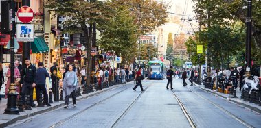 İSTANBUL / TURKEY - 12 Ekim 2019: İstanbul 'da yoğun cadde