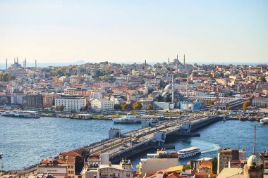 ISTANBUL / TURKEY - 12 Ekim 2019: Galata Köprüsü ve Eminonu İstanbul 'un en popüler eğlence ve seyahat merkezleri