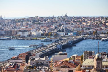 ISTANBUL / TURKEY - 12 Ekim 2019: Galata Köprüsü ve Eminonu İstanbul 'un en popüler eğlence ve seyahat merkezleri