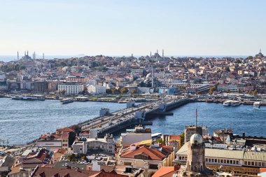 ISTANBUL / TURKEY - 12 Ekim 2019: Galata Köprüsü ve Eminonu İstanbul 'un en popüler eğlence ve seyahat merkezleri