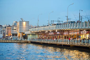 ISTANBUL / TURKEY - 10 Ekim 2019: Galata Köprüsü ve Eminonu İstanbul 'un en popüler eğlence ve seyahat merkezleri