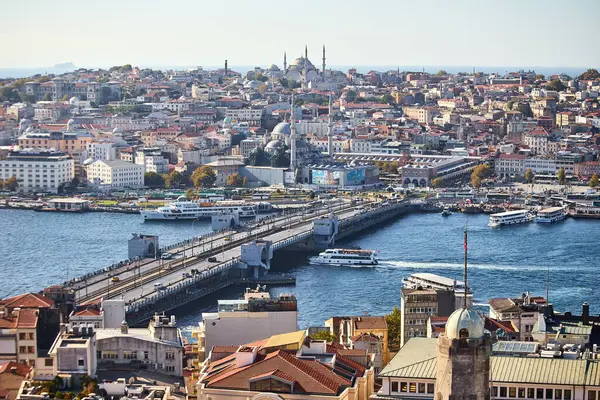 伊斯坦布尔 土耳其 2019年10月12日 加拉塔大桥和埃米诺努是伊斯坦布尔最受欢迎的娱乐和旅游目的地 — 图库照片