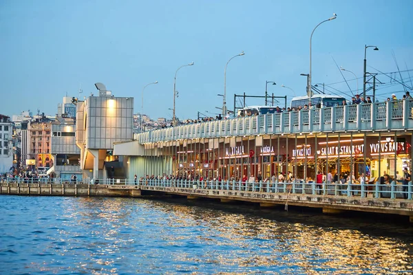 Istanbul Turkey October 2019 Galata Bridge Eminonu 이스탄불에서 인기있는 목적지이다 — 스톡 사진