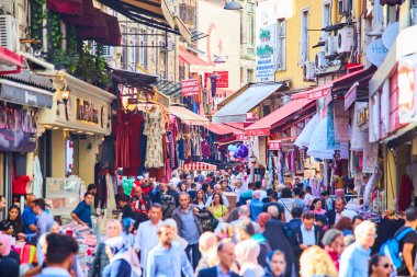 ISTANBUL / TURKEY - 10 Ekim 2019: İnsanlar ve turistler Mısır Çarşısı veya Baharat Pazarı 'nda alışveriş yapıyorlar. Stanbuldaki en eski kapalı pazarlardan biri. Türk lezzetleri, baharatlar, fındıklar, tatlılar ve hatıralar.