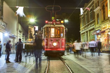 İSTANBUL, TURKEY 11 Ekim 2019: Beyoğlu 'nda geleneksel nostaljik Kızıl Tramvay. İstanbul 'daki Istiklal Caddesi' nde (popüler durak), Taksim Meydanı ile yeraltı demiryolu hattı arasında tramvay hattı çalışıyor. 