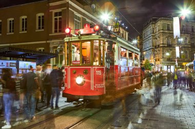 İSTANBUL, TURKEY 11 Ekim 2019: Beyoğlu 'nda geleneksel nostaljik Kızıl Tramvay. İstanbul 'daki Istiklal Caddesi' nde (popüler durak), Taksim Meydanı ile yeraltı demiryolu hattı arasında tramvay hattı çalışıyor. 