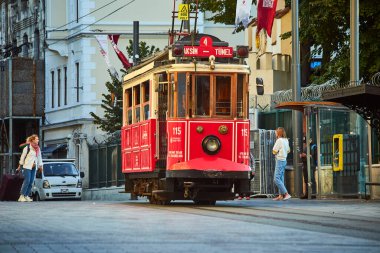 İSTANBUL, TURKEY 11 Ekim 2019: Beyoğlu 'nda geleneksel nostaljik Kızıl Tramvay. İstanbul 'daki Istiklal Caddesi' nde (popüler durak), Taksim Meydanı ile yeraltı demiryolu hattı arasında tramvay hattı çalışıyor. 
